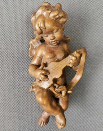 Cherubinek grający na gitarze - Rzeźba w drewnie