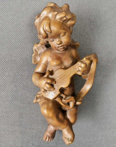 Cherubinek grający na gitarze - Rzeźba w drewnie