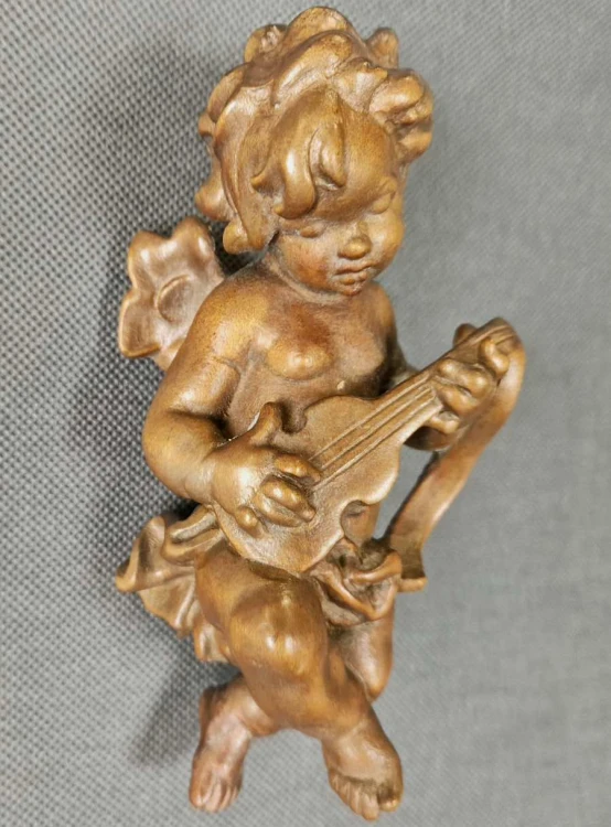 Cherubinek grający na gitarze - Rzeźba w drewnie