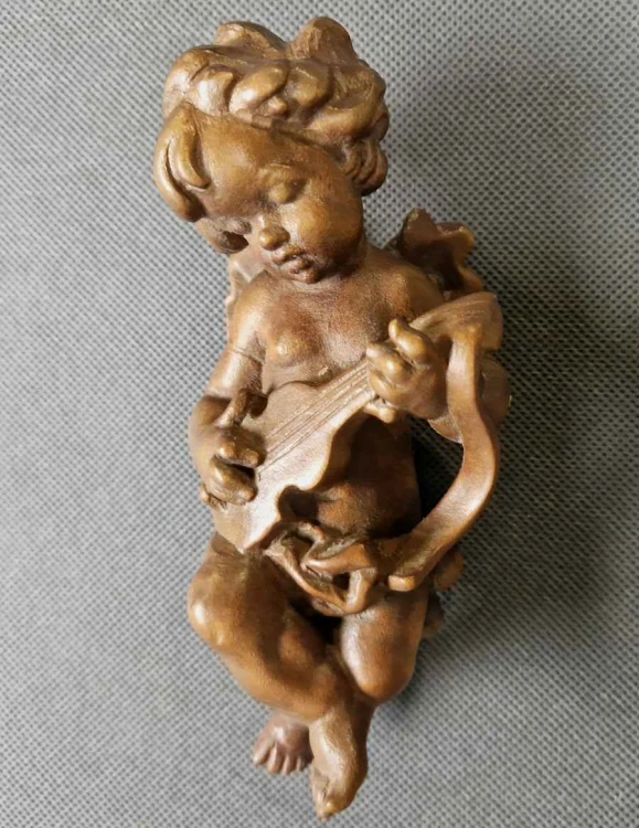 Cherubinek grający na gitarze - Rzeźba w drewnie