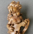 Cherubinek grający na gitarze - Rzeźba w drewnie