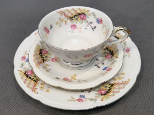 Hutschenreuther - stonowany porcelanowy zestaw śniadaniowy