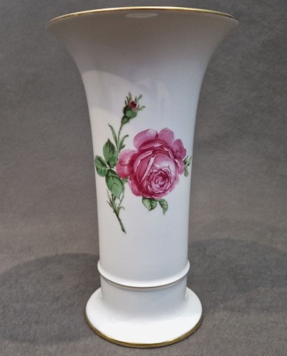 Wazon z różami w kolorze śnieżnobiałym - Porcelana Kaiser