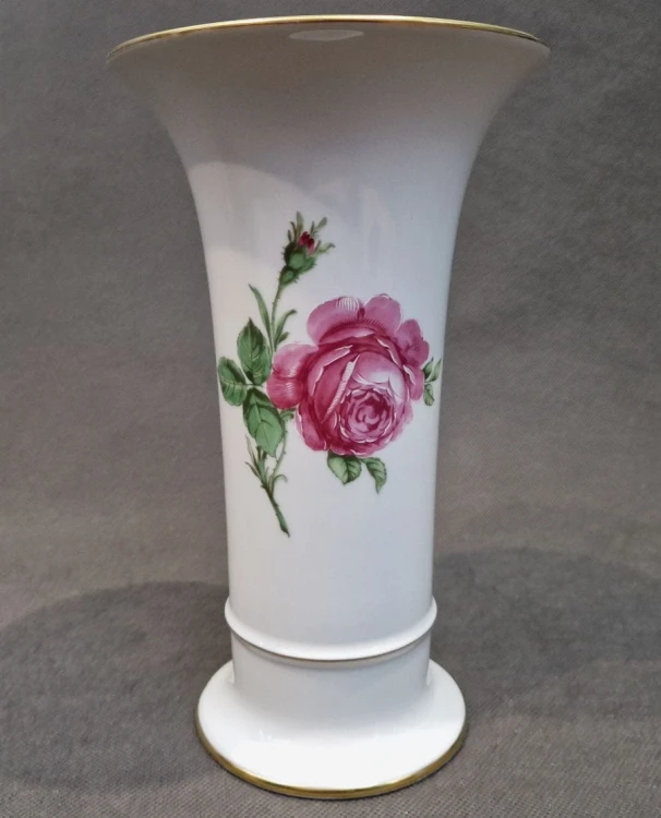 Wazon z różami w kolorze śnieżnobiałym - Porcelana Kaiser