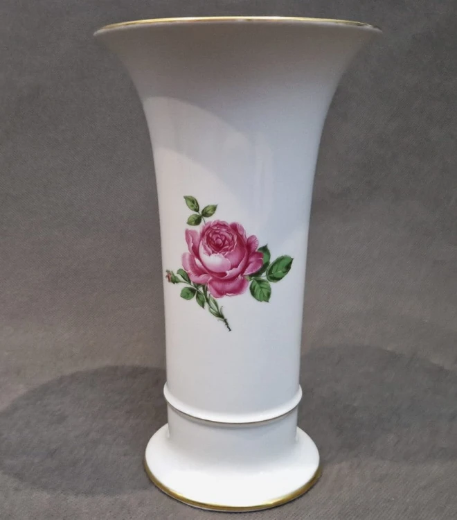 Wazon z różami w kolorze śnieżnobiałym - Porcelana Kaiser