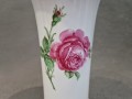 Wazon z różami w kolorze śnieżnobiałym - Porcelana Kaiser