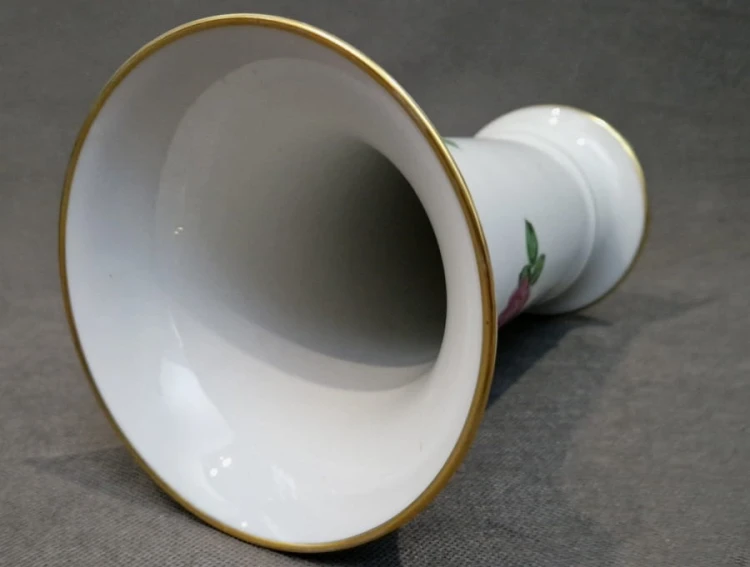 Wazon z różami w kolorze śnieżnobiałym - Porcelana Kaiser