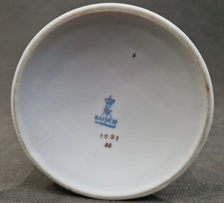 Wazon z różami w kolorze śnieżnobiałym - Porcelana Kaiser