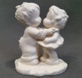 Dzieci w objęciach - urocza figurka do kolekcji