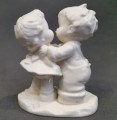 Dzieci w objęciach - urocza figurka do kolekcji