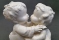 Dzieci w objęciach - urocza figurka do kolekcji