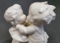 Dzieci w objęciach - urocza figurka do kolekcji