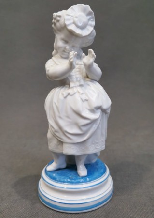 Przedwojenna figurka dziewczynki - stara porcelana