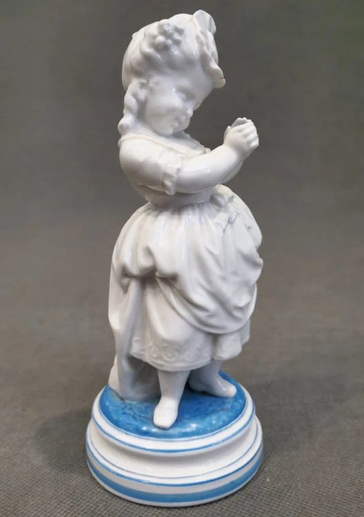 Przedwojenna figurka dziewczynki - stara porcelana