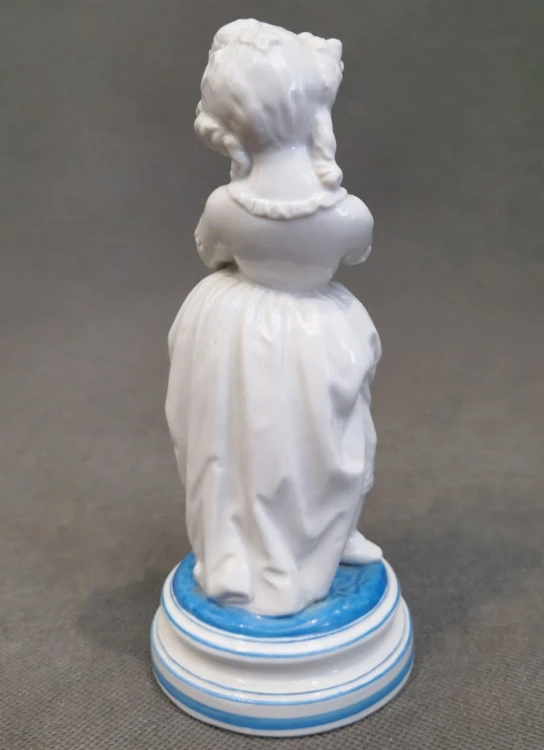 Przedwojenna figurka dziewczynki - stara porcelana