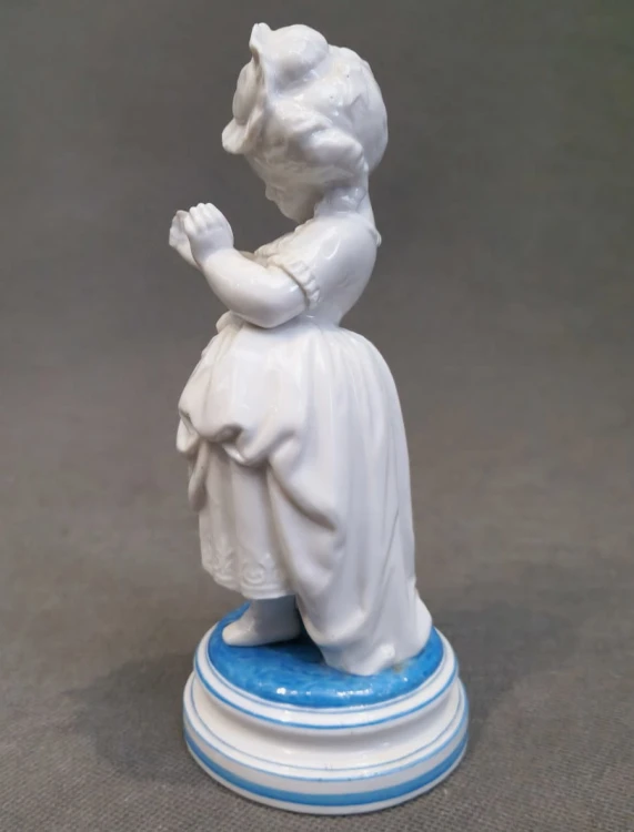 Przedwojenna figurka dziewczynki - stara porcelana