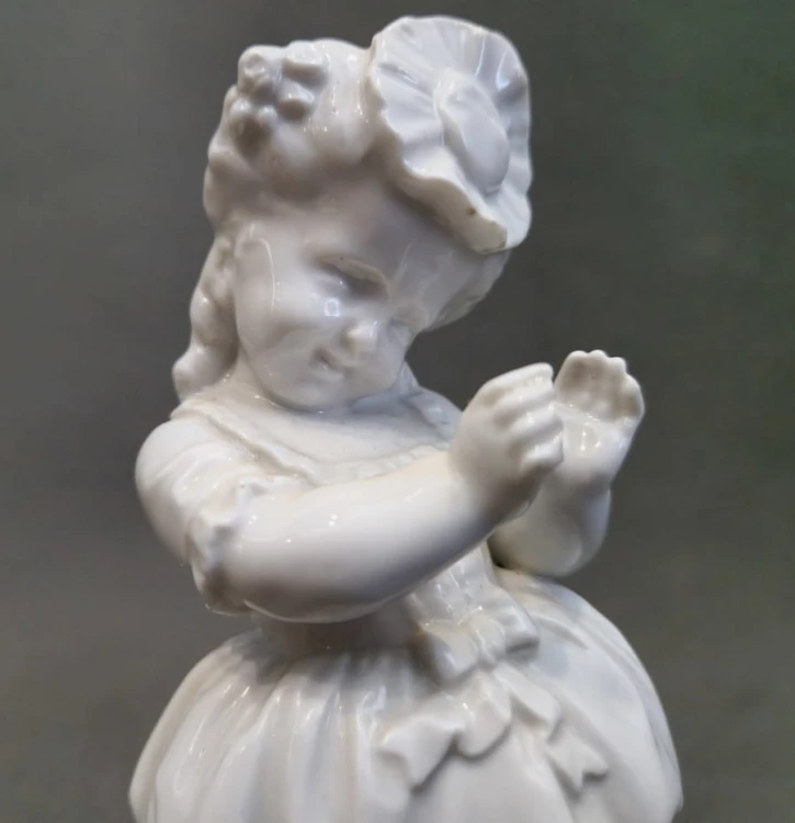 Przedwojenna figurka dziewczynki - stara porcelana