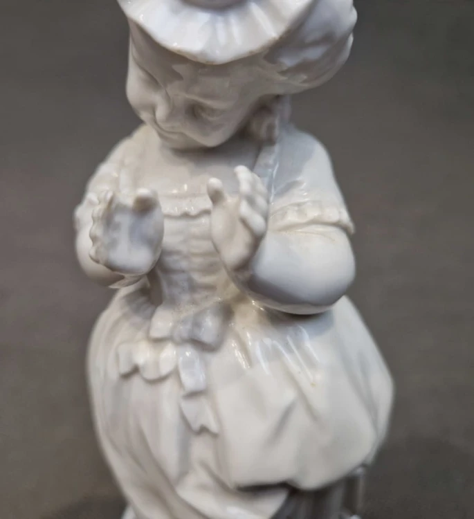 Przedwojenna figurka dziewczynki - stara porcelana
