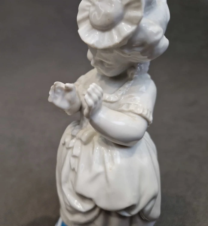 Przedwojenna figurka dziewczynki - stara porcelana