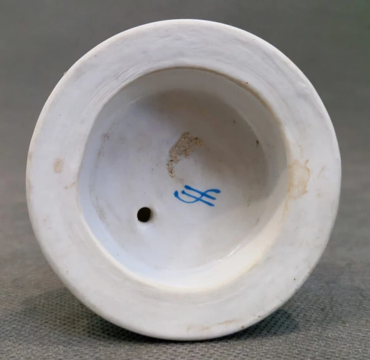 Przedwojenna figurka dziewczynki - stara porcelana