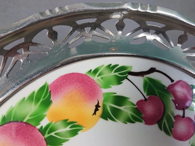 Stara ceramiczna taca na owoce - ceramika w metalu