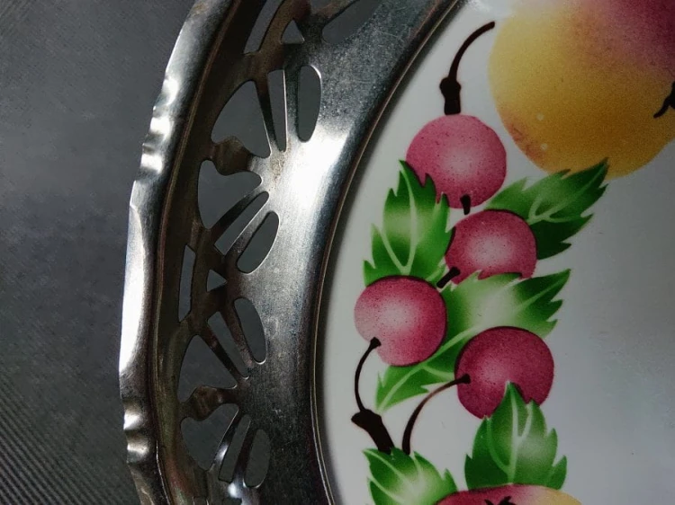 Stara ceramiczna taca na owoce - ceramika w metalu
