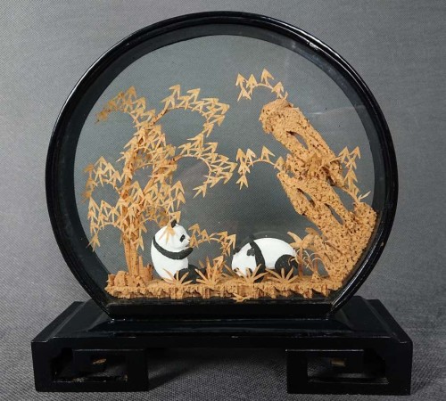 Dwie pandy - Chińska diorama - rzeźba z korka
