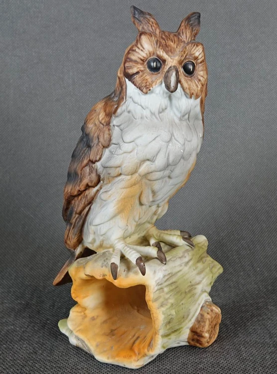 Sowa na pniu - Ręcznie malowana figurka z porcelany