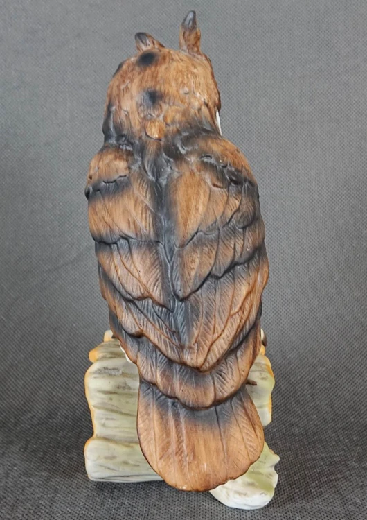 Sowa na pniu - Ręcznie malowana figurka z porcelany