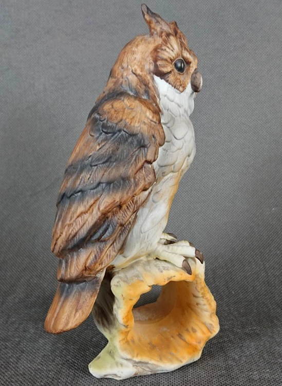 Sowa na pniu - Ręcznie malowana figurka z porcelany
