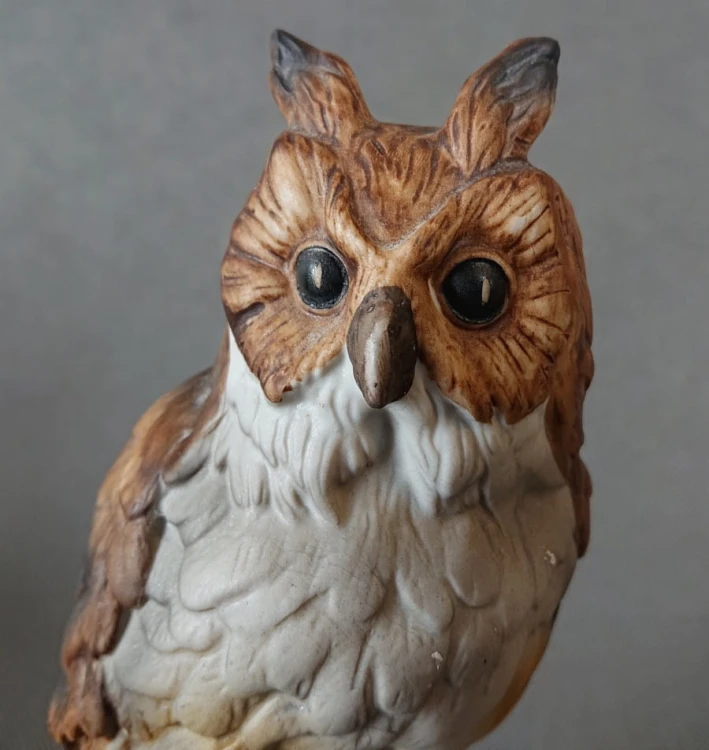 Sowa na pniu - Ręcznie malowana figurka z porcelany