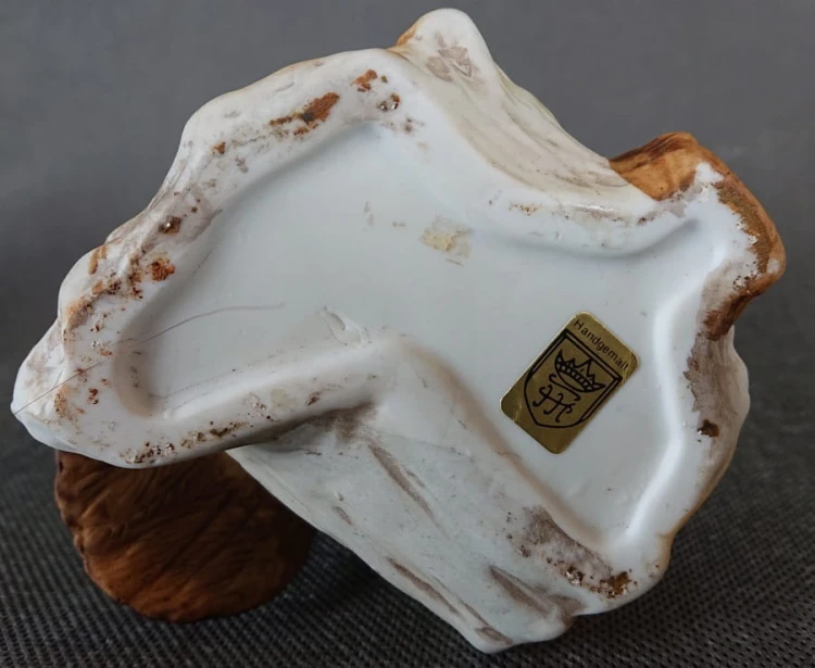 Sowa na pniu - Ręcznie malowana figurka z porcelany