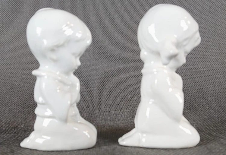 Modlące się dzieci - Dwie figurki z porcelany