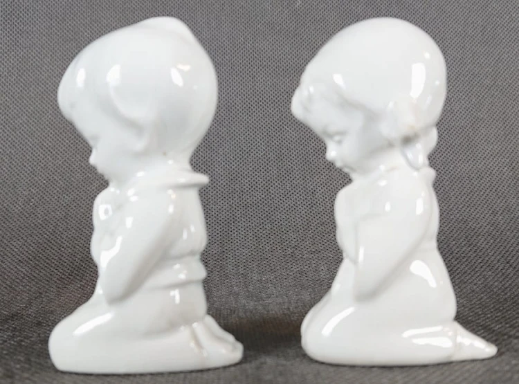 Modlące się dzieci - Dwie figurki z porcelany