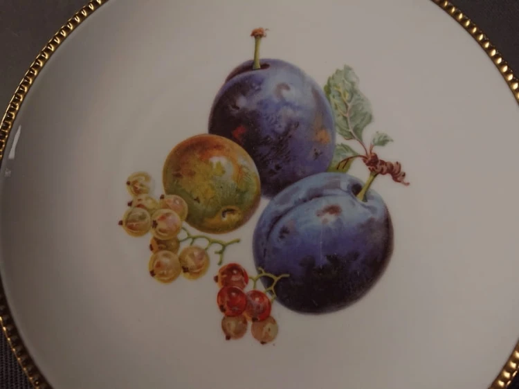 Talerzyk z owocami śliwki z porzeczkami - Stara porcelana Tirschenreuth