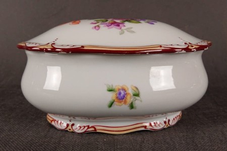 Duża ukwiecona szkatułka - Porcelana Martinroda