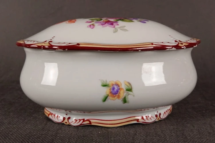 Duża ukwiecona szkatułka - Porcelana Martinroda