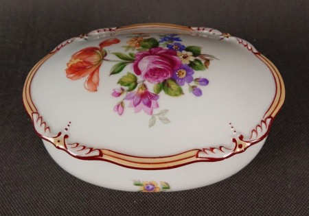 Duża ukwiecona szkatułka - Porcelana Martinroda