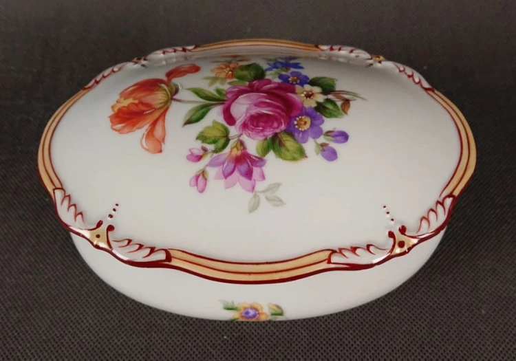 Duża ukwiecona szkatułka - Porcelana Martinroda