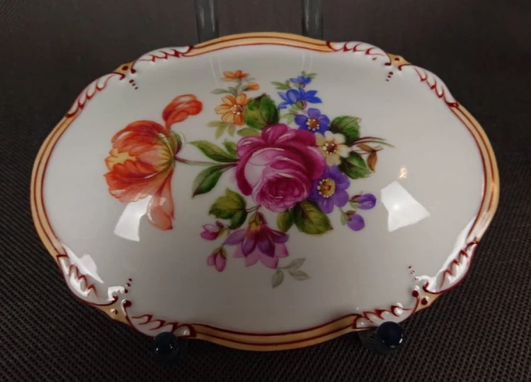Duża ukwiecona szkatułka - Porcelana Martinroda