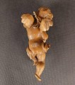 Jasna, drewniana rzeźba przedstawia pulchnego cherubinka grającego na mandolinie. Aniołek jest w ruchu, z uniesioną nogą i przechyloną głową. Widać małe skrzydła i krótkie, kręcone włosy. Całość emanuje radością i muzykalnością.