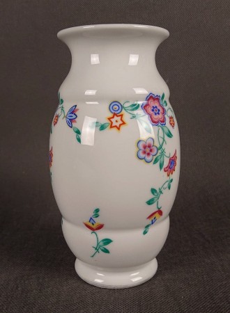 Przedwojenny porcelanowy wazon w formie i dekoracją w stylu Art Deco. Istna kolekcjonerska perełka. Bardzo efektowny dekoracyjny przedmiot. Biel to kolor porcelany z której został wykonany. Udekorowana wzorem kwiatowym.