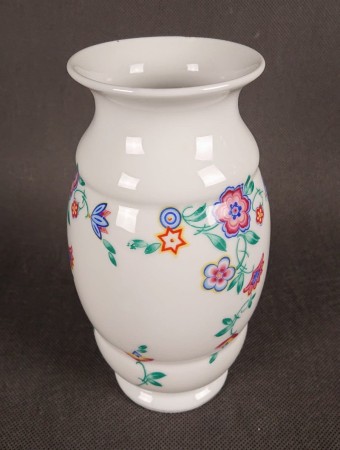 Przedwojenny porcelanowy wazon w formie i dekoracją w stylu Art Deco. Istna kolekcjonerska perełka. Bardzo efektowny dekoracyjny przedmiot. Biel to kolor porcelany z której został wykonany. Udekorowana wzorem kwiatowym.