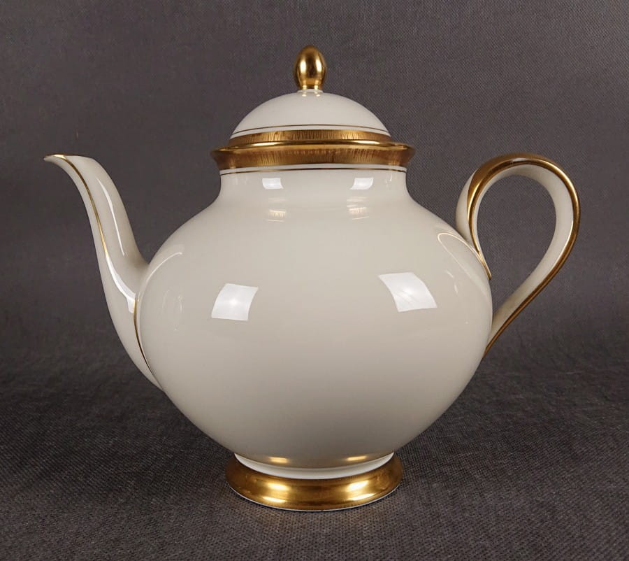 Dzbanek do herbaty Księżna. Porcelanowy serwisowy imbryk do herbaty. Atutem tego herbacianego dzbanka jest wykonanie z najwyższej jakości porcelana w pięknym odcieniu koloru ecru i finezyjnych kształtach. Udekorowany efektownymi złoceniami.