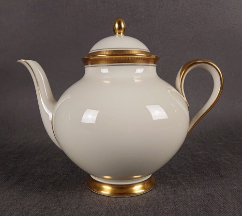 Dzbanek do herbaty Księżna. Porcelanowy serwisowy imbryk do herbaty. Atutem tego herbacianego dzbanka jest wykonanie z najwyższej jakości porcelana w pięknym odcieniu koloru ecru i finezyjnych kształtach. Udekorowany efektownymi złoceniami.