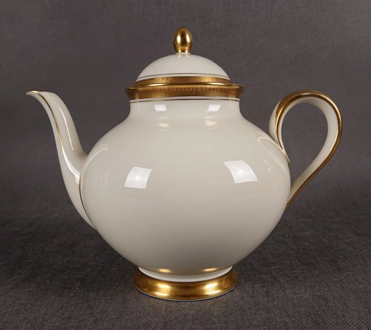 Dzbanek do herbaty Księżna. Porcelanowy serwisowy imbryk do herbaty. Atutem tego herbacianego dzbanka jest wykonanie z najwyższej jakości porcelana w pięknym odcieniu koloru ecru i finezyjnych kształtach. Udekorowany efektownymi złoceniami.