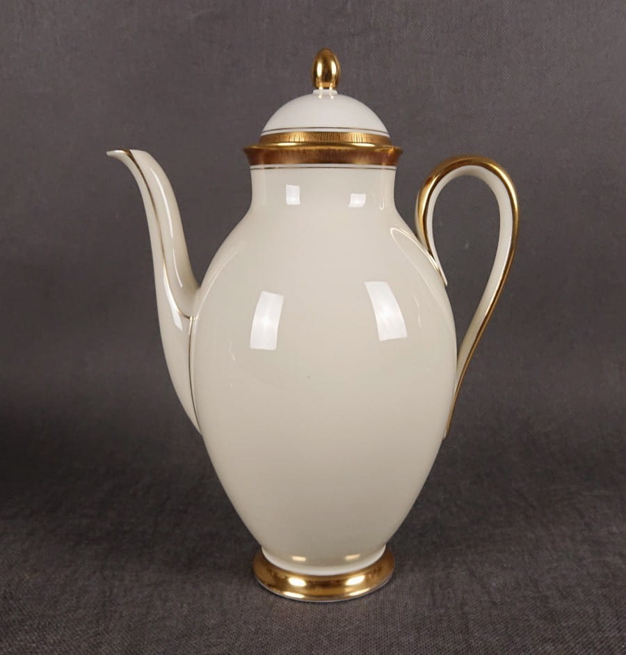Dzbanek do kawy Księżna. Porcelanowy serwisowy dzbanek do kawy. Atutem tego herbacianego dzbanka jest wykonanie z najwyższej jakości porcelana w pięknym odcieniu koloru ecru i finezyjnych kształtach. Udekorowany efektownymi złoceniami.