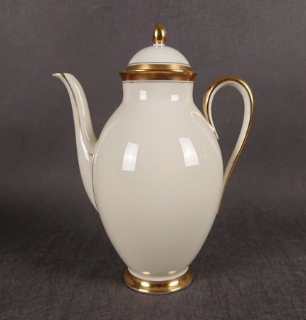 Dzbanek do kawy Księżna. Porcelanowy serwisowy dzbanek do kawy. Atutem tego herbacianego dzbanka jest wykonanie z najwyższej jakości porcelana w pięknym odcieniu koloru ecru i finezyjnych kształtach. Udekorowany efektownymi złoceniami.