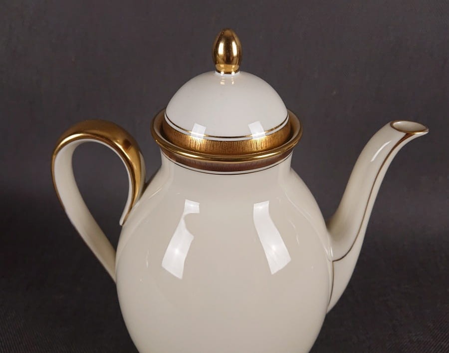 Dzbanek do kawy Księżna. Porcelanowy serwisowy dzbanek do kawy. Atutem tego herbacianego dzbanka jest wykonanie z najwyższej jakości porcelana w pięknym odcieniu koloru ecru i finezyjnych kształtach. Udekorowany efektownymi złoceniami.