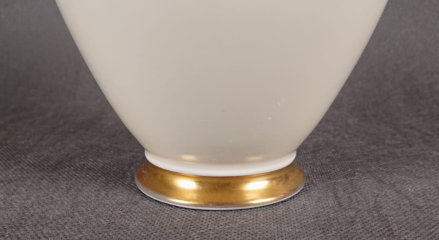 Dzbanek do kawy Księżna. Porcelanowy serwisowy dzbanek do kawy. Atutem tego herbacianego dzbanka jest wykonanie z najwyższej jakości porcelana w pięknym odcieniu koloru ecru i finezyjnych kształtach. Udekorowany efektownymi złoceniami.